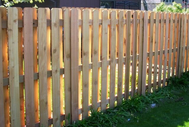 Деревянный забор из необрезной доски