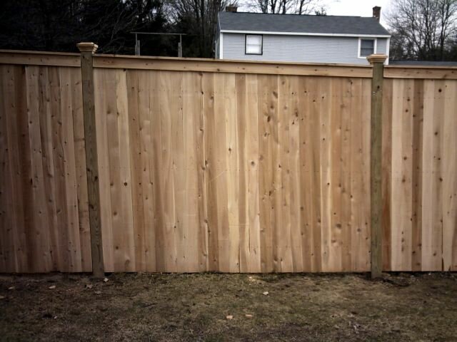 Деревянный забор из необрезной доски
